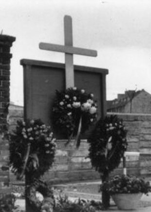 Provisorisches Kreuz für Ernst Mundt an der Bernauer Straße / Ecke Bergstraße, Foto des MfS (Aufnahme 1963)