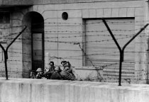 Peter Fechter, erschossen an der Berliner Mauer: Abtransport des Toten durch DDR-Grenzposten in der Zimmerstraße nahe dem Grenzübergang Checkpoint Charlie (I), 17. August 1962