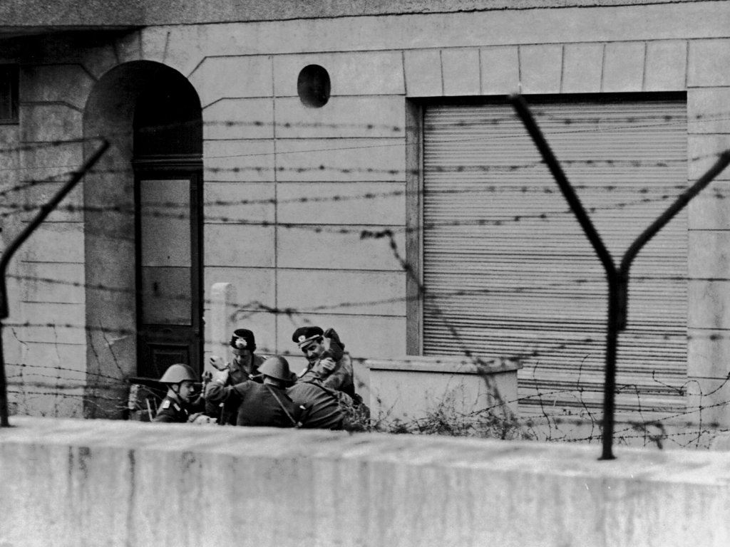Peter Fechter, erschossen an der Berliner Mauer: Abtransport des Toten durch DDR-Grenzposten in der Zimmerstraße nahe dem Grenzübergang Checkpoint Charlie (I), 17. August 1962