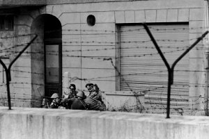 Peter Fechter, erschossen an der Berliner Mauer: Abtransport des Toten durch DDR-Grenzposten in der Zimmerstraße nahe dem Grenzübergang Checkpoint Charlie (I), 17. August 1962