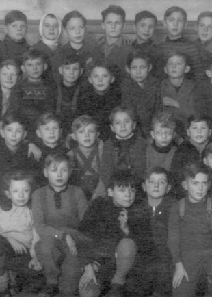 Bernd Lünser, tödlich verunglückt an der Berliner Mauer: mit seiner Schulklasse (in der oberen Reihe Fünfter von rechts, Aufnahme um 1950)