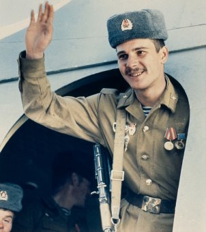 The last Soviet troops leave Kabul: Soldier waving before departure, 13. February 1989