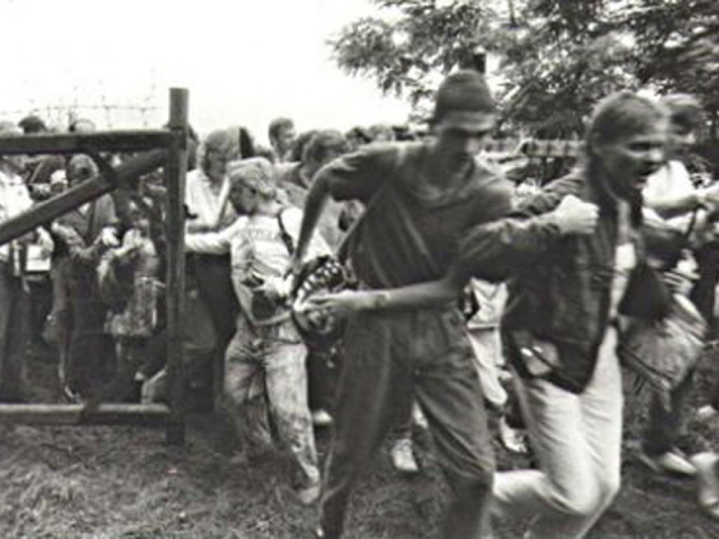 The breakthrough: GDR citizens rush a border gate to Austria in Sopron