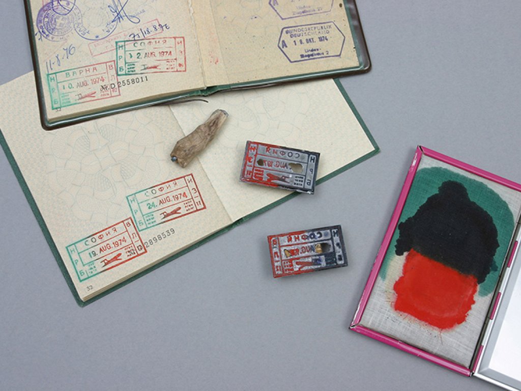 Fluchthilfe mit gefälschten Visa: Mit selbstgefertigten Hilfsmitteln werden bulgarische Ein- und Ausreisestempel gefälscht, um DDR-Bürgern mit präparierten bundesdeutschen Reisepässen zur Flucht zu verhelfen; Aufnahmedatum unbekannt