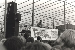 Peace demonstration in Bonn: performance by Hannes Wader, October 1981