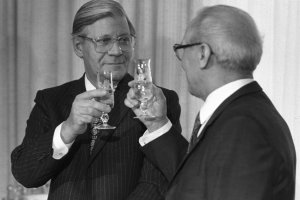 Erich Honecker and Helmut Schmidt during a lunch at Lake Werbellin, December 1981.