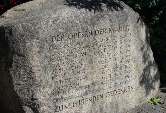 Olga Segler, injured at the Berlin Wall and died later from the consequences of her fall: Memorial stone on Bernauer Strasse in Berlin-Wedding (photo: 2005)