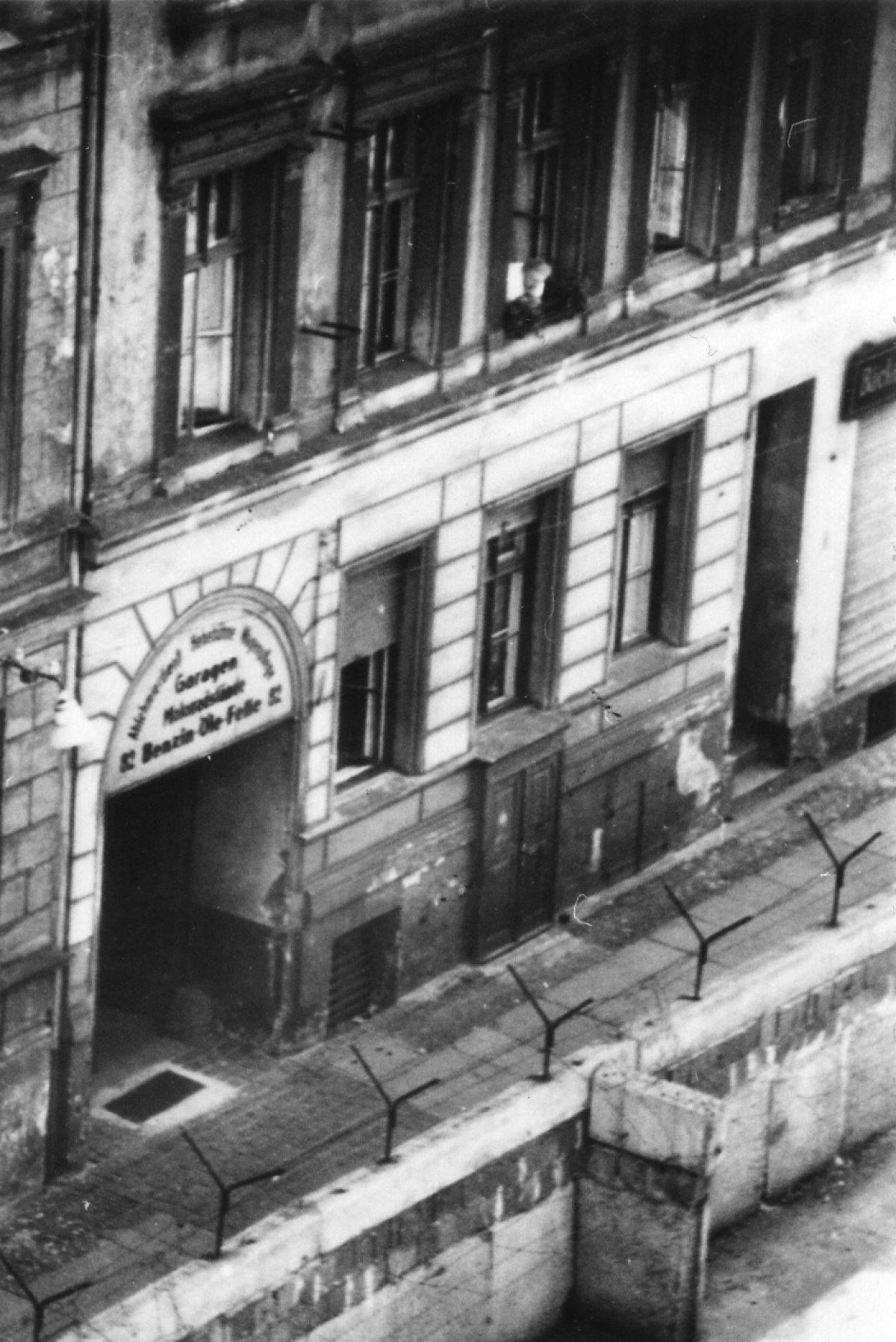 Siegfried Noffke, shot dead at the Berlin Wall: MfS photo of the escape building entrance between Berlin-Mitte and Berlin-Kreuzberg [June 28, 1962]