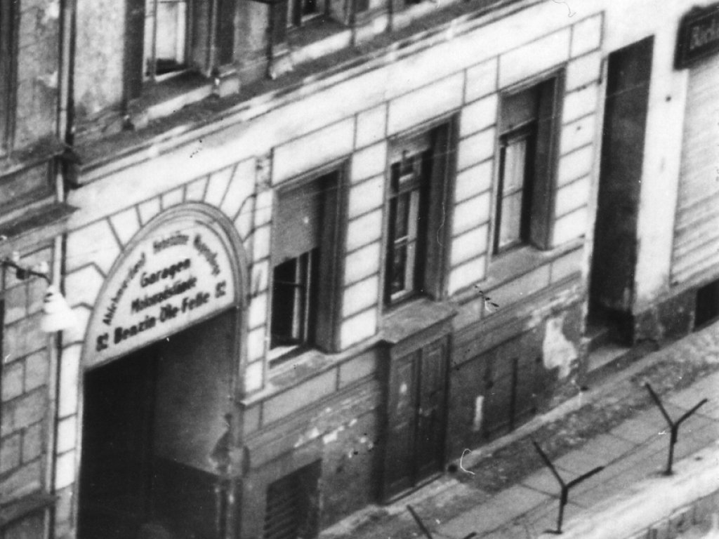 Siegfried Noffke, shot dead at the Berlin Wall: MfS photo of the escape building entrance between Berlin-Mitte and Berlin-Kreuzberg [June 28, 1962]