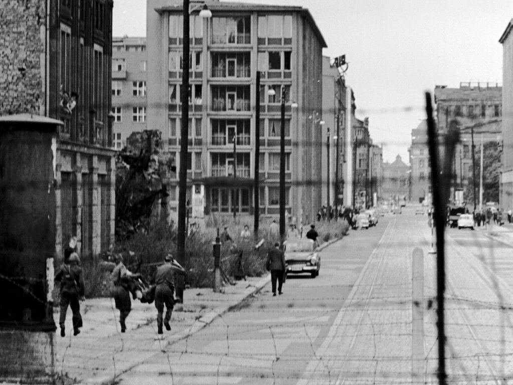 Peter Fechter, shot dead at the Berlin Wall: East German border guards removing the dead body from Zimmerstrasse near the Checkpoint Charlie border crossing (IV) [Aug. 17, 1962]