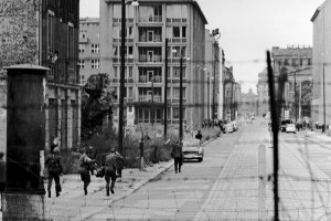 Peter Fechter, shot dead at the Berlin Wall: East German border guards removing the dead body from Zimmerstrasse near the Checkpoint Charlie border crossing (IV) [Aug. 17, 1962]