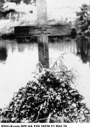 Hermann Döbler, shot dead on the Berlin border waters: Memorial cross [MfS photo taken from the West Berlin side of the Teltow Canal; date unknown]