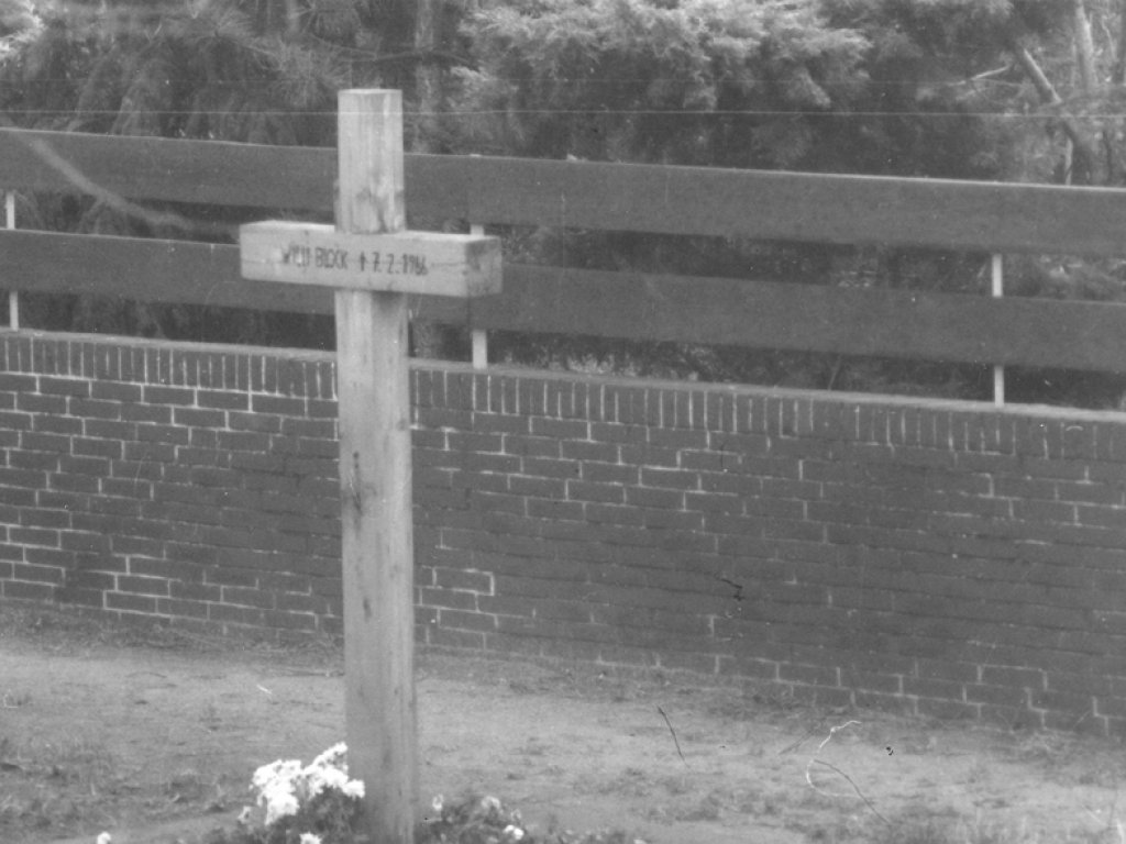 Willi Block, shot dead at the Berlin Wall: MfS photo of the memorial cross near Finkenkruger Weg on the West Berlin side [August 1978]