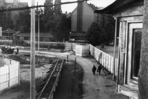 Gerald Thiem, shot dead at the Berlin Wall: MfS photo of patrol path between Berlin-Treptow and Berlin-Neukölln [Aug. 7, 1970]