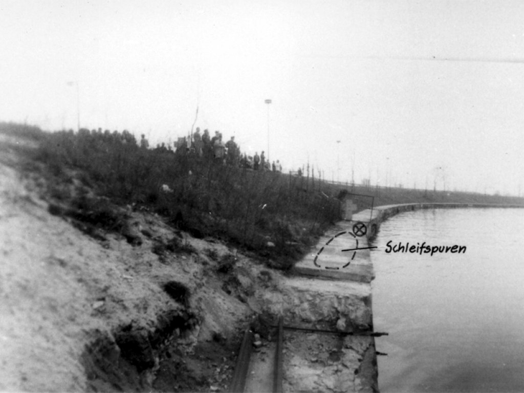Manfred Gertzki, shot and drowned in the Berlin border waters: Place of death directly at the border fence to West-Berlin [MfS photo, April 27, 1973]