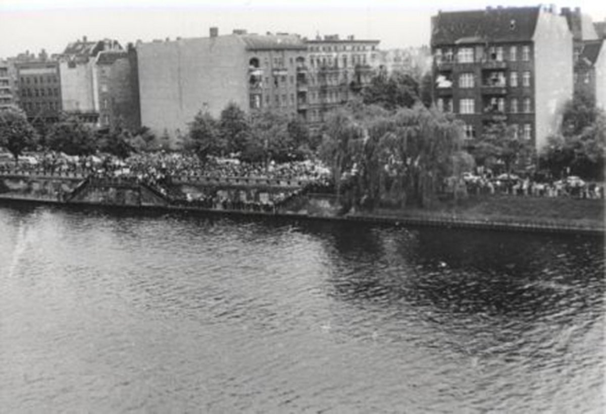 Çetin Mert, drowned in the Berlin border waters: Protest rally on the West Berlin Gröbenufer embankment (I) (MfS photo: May 1975)