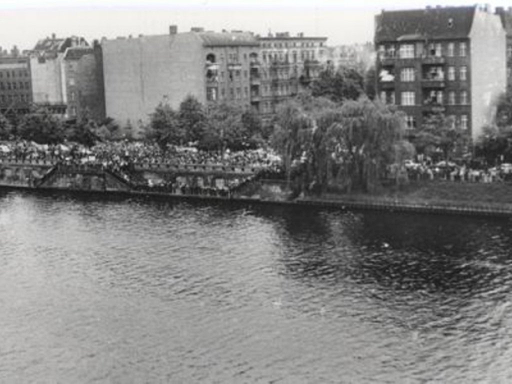 Çetin Mert, drowned in the Berlin border waters: Protest rally on the West Berlin Gröbenufer embankment (I) (MfS photo: May 1975)