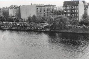 Çetin Mert, drowned in the Berlin border waters: Protest rally on the West Berlin Gröbenufer embankment (I) (MfS photo: May 1975)