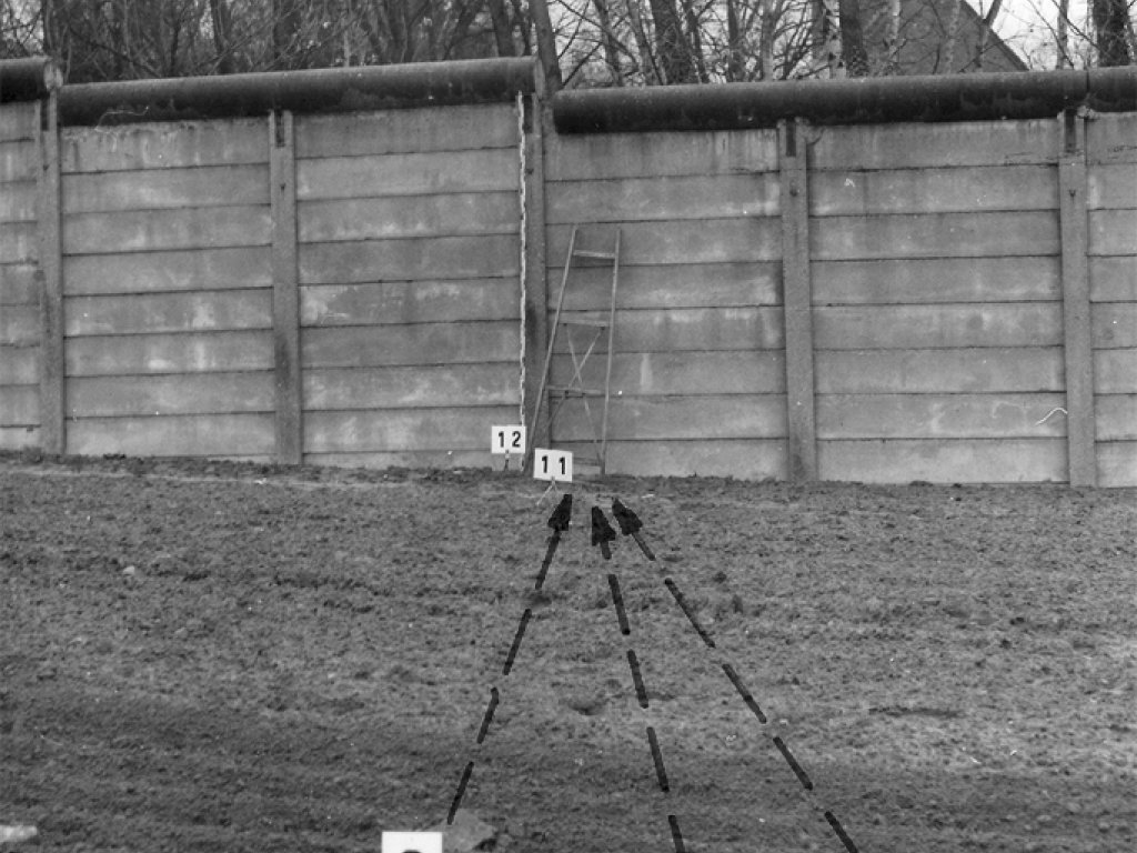 Marienetta Jirkowsky, shot dead at the Berlin Wall: Escape ladder at the Berlin Wall to West Berlin within the death strip between Hohen Neuendorf and Berlin-Reinickendorf [MfS photo: Nov. 22, 1980]