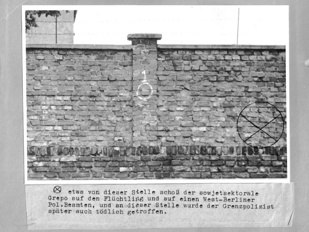 Peter Göring, shot dead at the Berlin Wall: West Berlin police photo of crime site at the Spandauer Schiffahrts Canal near the Sandkrug Bridge [May 23, 1962]