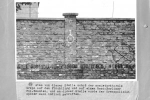 Peter Göring, shot dead at the Berlin Wall: West Berlin police photo of crime site at the Spandauer Schiffahrts Canal near the Sandkrug Bridge [May 23, 1962]