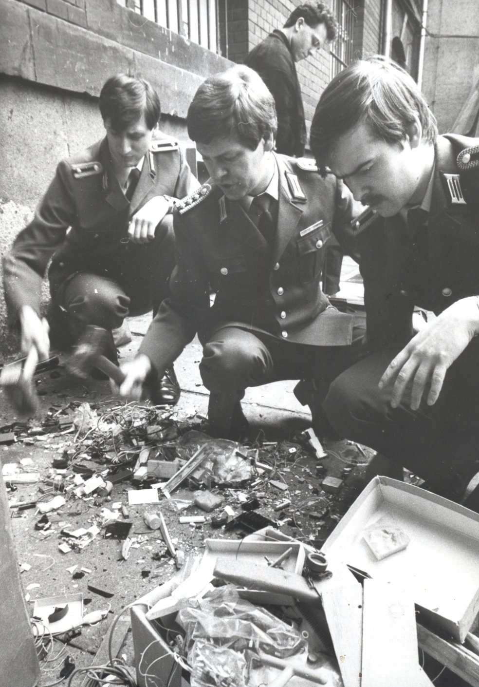 People&rsquo;s Police destroy bugging devices of the former Ministry for Security