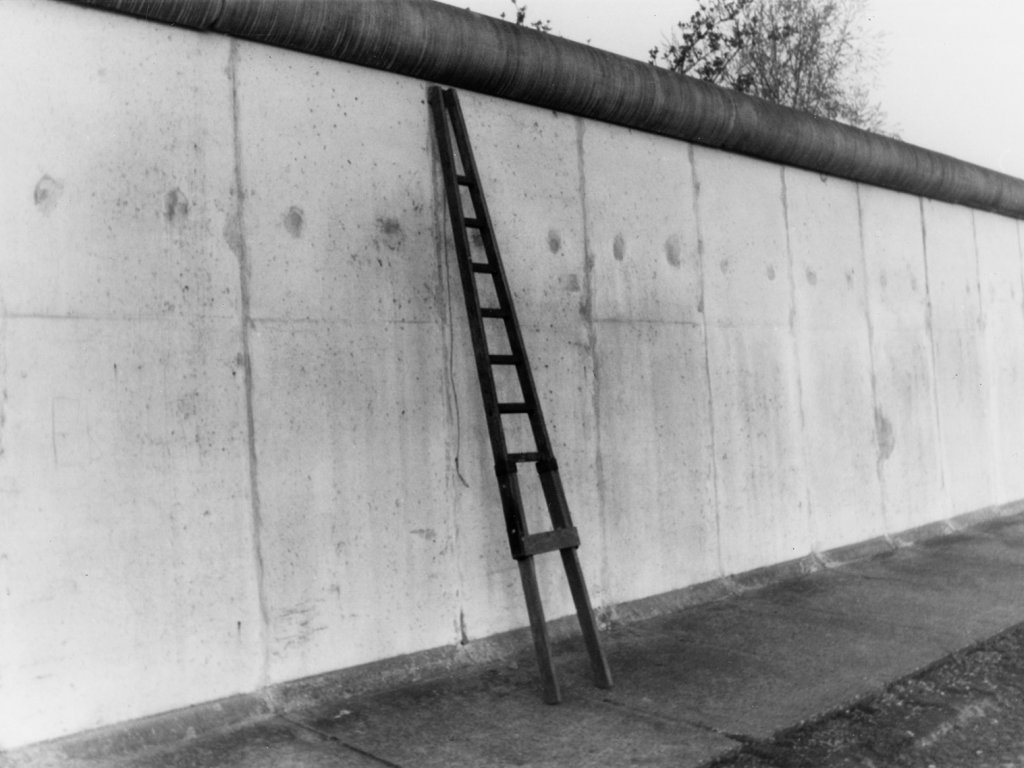 Mit seiner Fensterputzerleiter übersteigt ein 31-jähriger Gebäudereiniger die Hinterlandmauer, den Grenzsignalzaun und die Grenzmauer, 19. April 1988