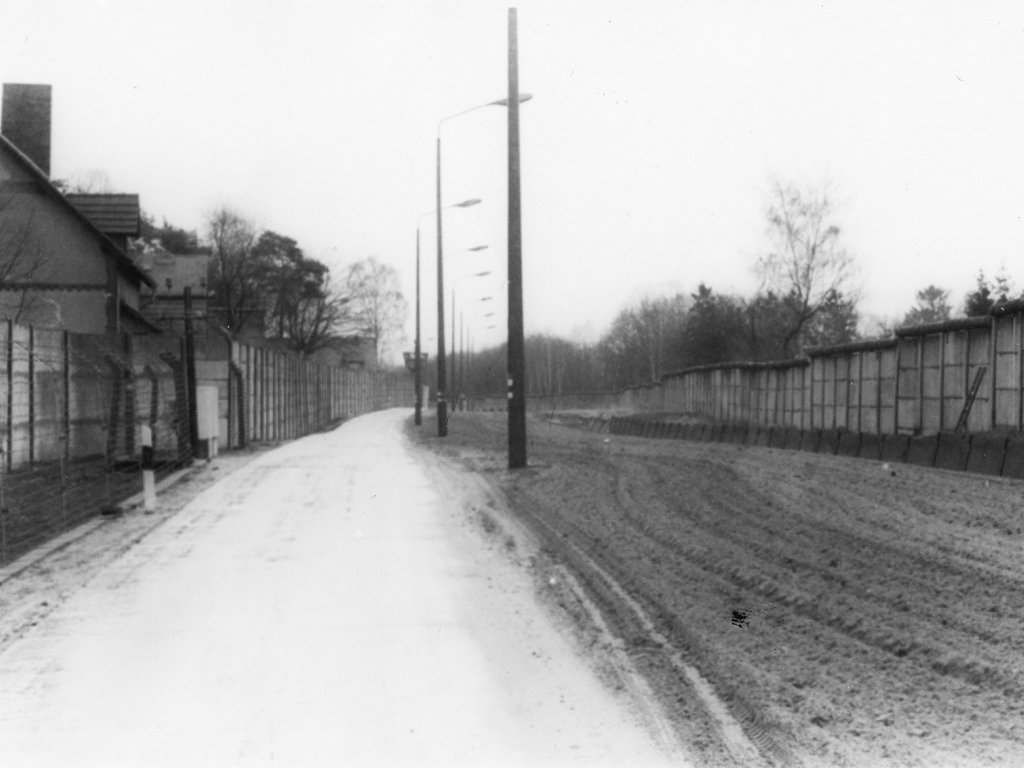 Grenzsoldaten nehmen Flüchtling mit Leiter nicht wahr: Gelungene Flucht von Glienicke/Nordbahn nach Berlin-Reinickendorf, 20. Januar 1986