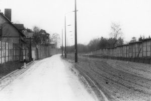 Grenzsoldaten nehmen Flüchtling mit Leiter nicht wahr: Gelungene Flucht von Glienicke/Nordbahn nach Berlin-Reinickendorf, 20. Januar 1986