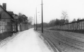 Grenzsoldaten nehmen Flüchtling mit Leiter nicht wahr: Gelungene Flucht von Glienicke/Nordbahn nach Berlin-Reinickendorf, 20. Januar 1986
