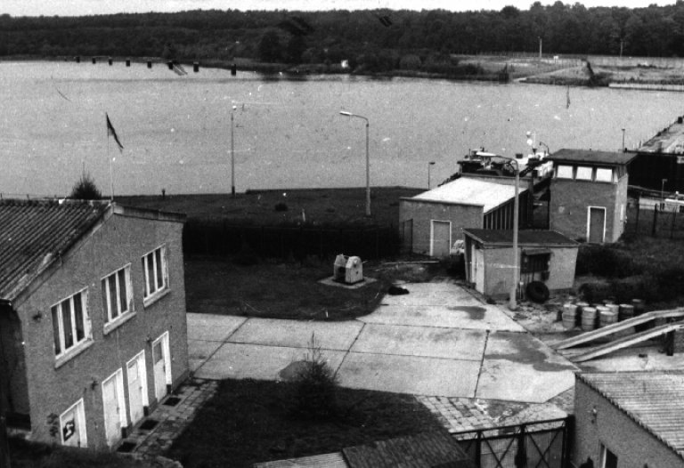 Löcher im Kettennetz der Seilsperre am Grenzübergang Nedlitz: Gelungene Flucht eines 29-Jährigen durch den Jungfernsee in Potsdam nach West-Berlin, 8. Oktober 1986