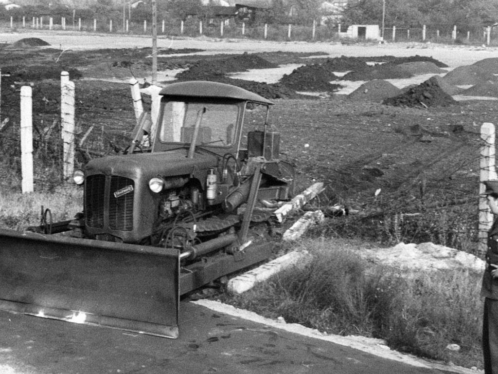 Vorderteil in West-, Hinterachse in Ost-Berlin: Gelungene Flucht eines Grenzpolizisten mit einer Raupe, 18. Oktober 1963 Vorderteil in West-, Hinterachse in Ost-Berlin: Gelungene Flucht eines Grenzpolizisten mit einer Raupe, 18. Oktober 1963