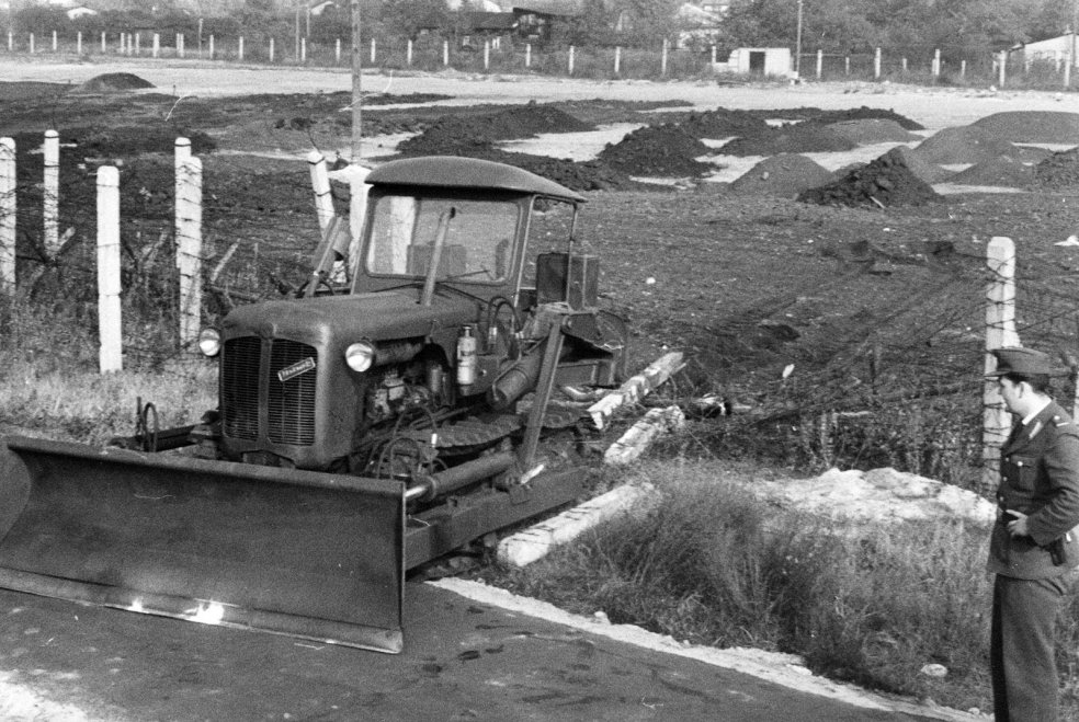 Vorderteil in West-, Hinterachse in Ost-Berlin: Gelungene Flucht eines Grenzpolizisten mit einer Raupe, 18. Oktober 1963