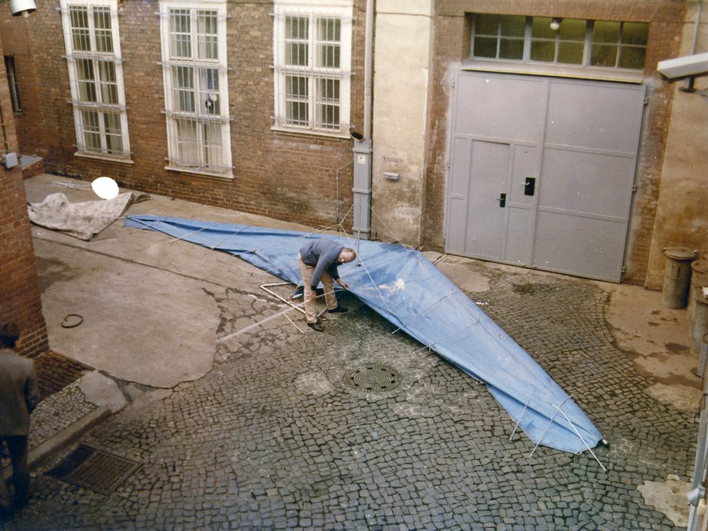 Segeltuch aus England: Auf dem Hof des Potsdamer Stasi-Untersuchungsgefängnisses wird der Fluggleiter zusammengebaut und als „Beweismittel“ fotografiert: Gescheiterte Flucht mit einem Drachen-Fluggleiter in der Nähe von Potsdam, 20. Dezember 1986