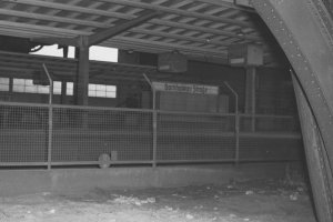 Der Gitterzaun ist die Grenze: Hans-Dieter Wesa befand sich bereits auf West-Berliner Gebiet (23.8.1962)
Foto: Polizeihistorische Sammlung/Der Polizeipräsident in Berlin