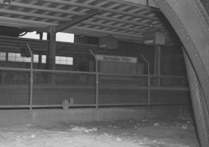 Der Gitterzaun ist die Grenze: Hans-Dieter Wesa befand sich bereits auf West-Berliner Gebiet (23.8.1962)
Foto: Polizeihistorische Sammlung/Der Polizeipräsident in Berlin