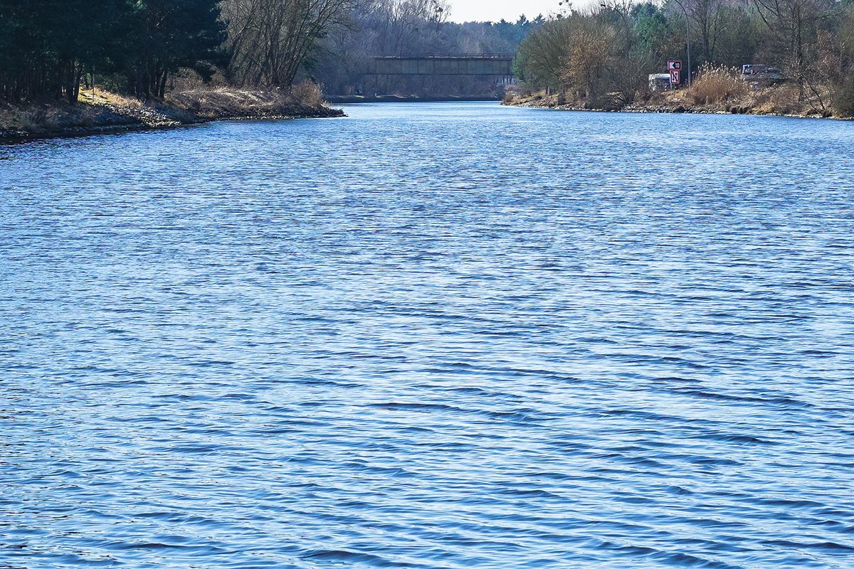 Teltowkanal, ehemaliger DDR-Wasser-Grenzübergang Dreilinden, Blick auf die stillgelegte Autobahnbrücke des alten AVUS-Zubringers Teltowkanal, ehemaliger DDR-Wasser-Grenzübergang Dreilinden, Blick auf die stillgelegte Autobahnbrücke des alten AVUS-Zubringers