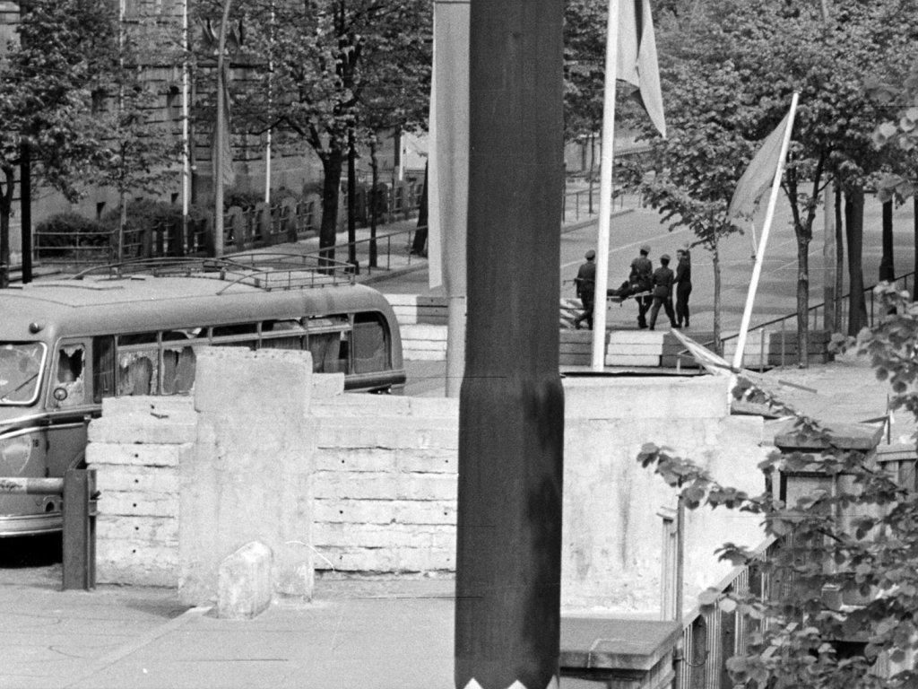 ENGLISH: Abtransport eines verletzten Flüchtlings: Gescheiterte Bus-Flucht am Grenzübergang Invalidenstraße, 12 Mai 1963