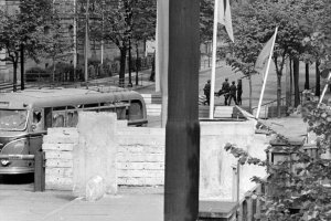 ENGLISH: Abtransport eines verletzten Flüchtlings: Gescheiterte Bus-Flucht am Grenzübergang Invalidenstraße, 12 Mai 1963