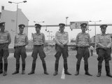Grenzer der DDR auf dem Grenzverlauf zwischen Ost- und West-Berlin (am Checkpoint Charlie auf der Friedrichstrasse zwischen Kreuzberg und Berlin-Mitte), Sommer 1988