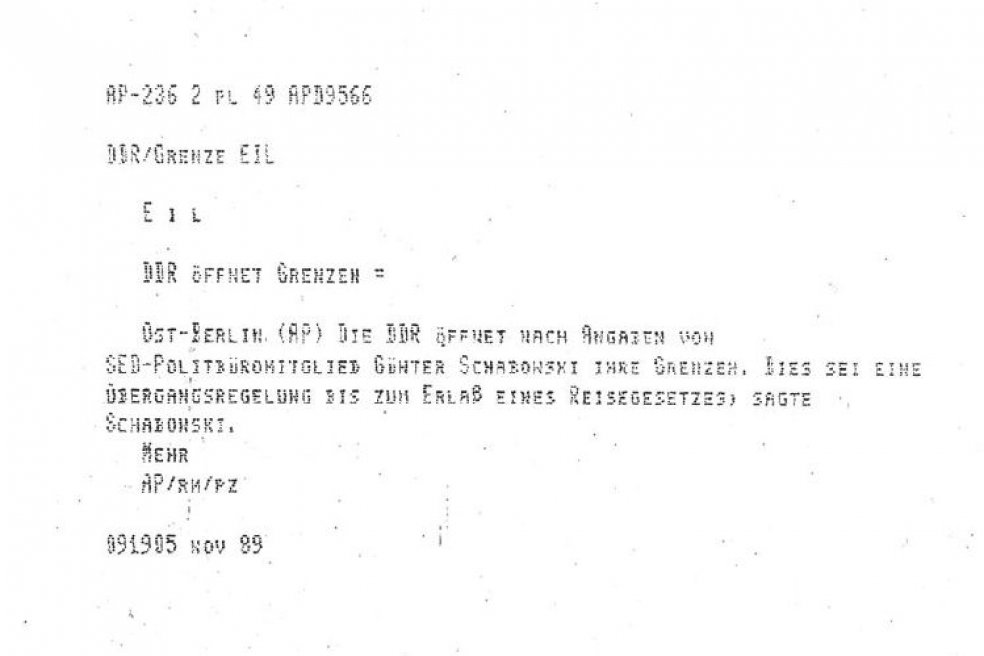 AP-Eilmeldung: DDR öffnet Grenzen, 9. November 1989, 19.05 Uhr