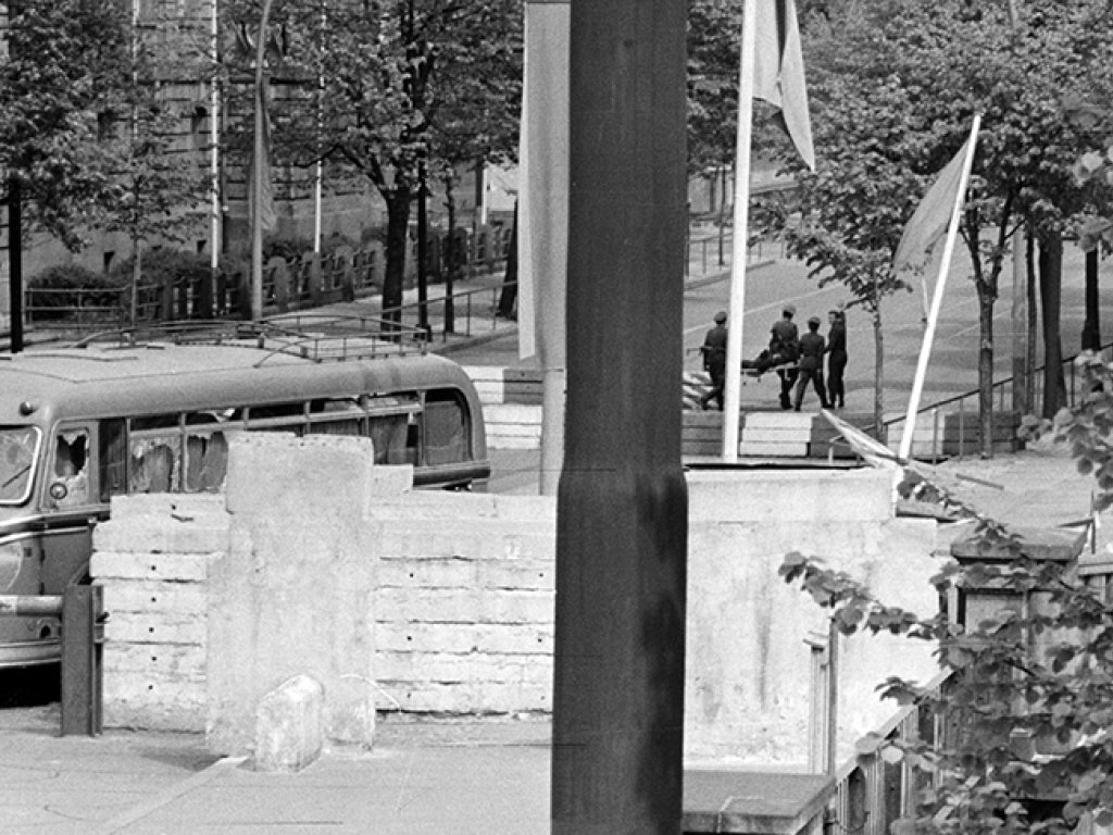 Abtransport eines verletzten Flüchtlings: Gescheiterte Bus-Flucht am Grenzübergang Invalidenstraße, 12. Mai 1963