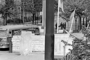 Abtransport eines verletzten Flüchtlings: Gescheiterte Bus-Flucht am Grenzübergang Invalidenstraße, 12. Mai 1963