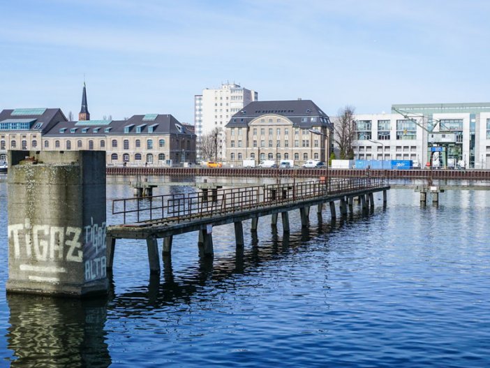 Wasser-Sperre der DDR-Grenzanlagen auf der Spree am Osthafen in Berlin-Treptow (3); Aufnahme 2015