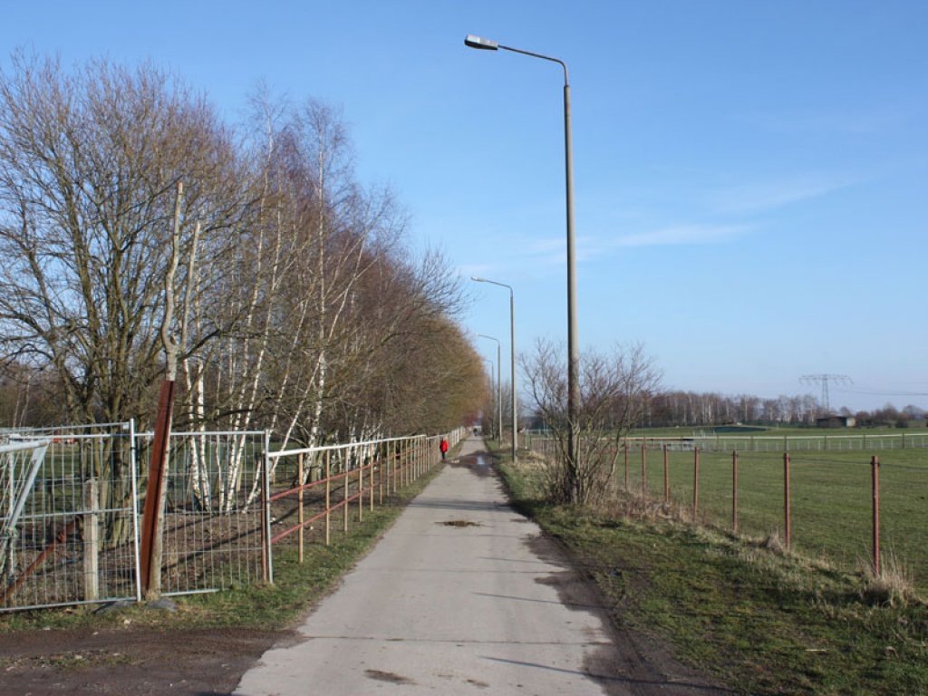 Kolonnenweg und Lichttrasse (mit Lampen) der DDR-Grenzanlagen westlich der Waltersdorfer Chaussee in Berlin-Schönefeld (2); Aufnahme 2015  Kolonnenweg und Lichttrasse (mit Lampen) der DDR-Grenzanlagen westlich der Waltersdorfer Chaussee in Berlin-Schönefeld (2); Aufnahme 2015