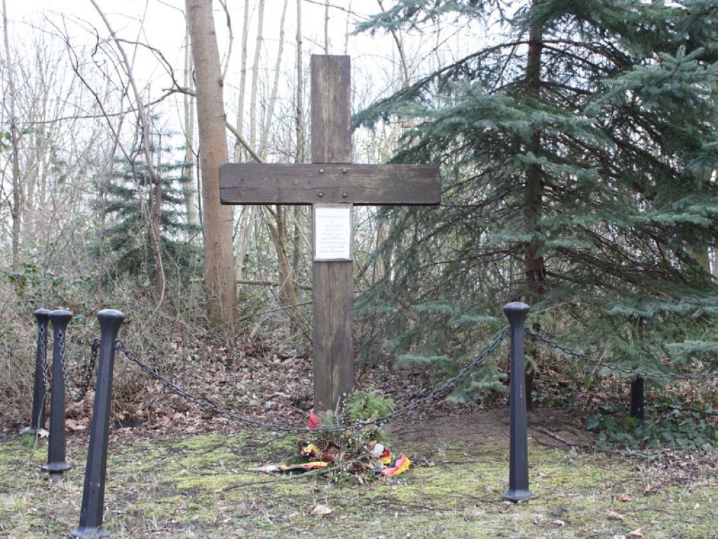 Gedenkkreuz für Horst Kullack, der am 1. Januar 1972 bei einem Fluchtversuch angeschossen wurde und am 21. Januar 1972 seinen Verletzungen erlag, in der Wittelsbacher Straße in Berlin-Lichtenrade; Aufnahme 2015