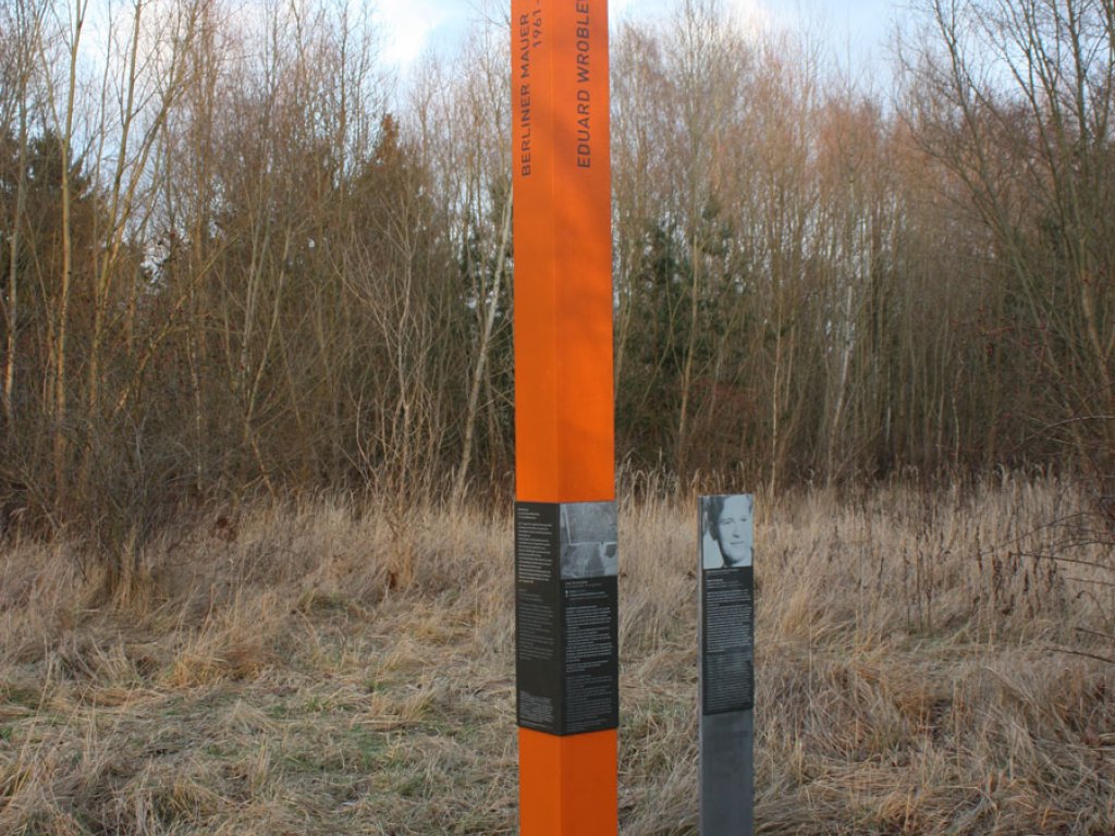 Gedenkstele für Eduard Wroblewski, der am 16. Juli 1966 bei einem Fluchtversuch erschossen wurde, auf Höhe der Paplitzer Straße zwischen Mahlow-Waldblick und Berlin-Lichtenrade; Aufnahme 2015