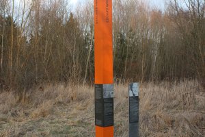 Gedenkstele für Eduard Wroblewski, der am 16. Juli 1966 bei einem Fluchtversuch erschossen wurde, auf Höhe der Paplitzer Straße zwischen Mahlow-Waldblick und Berlin-Lichtenrade; Aufnahme 2015