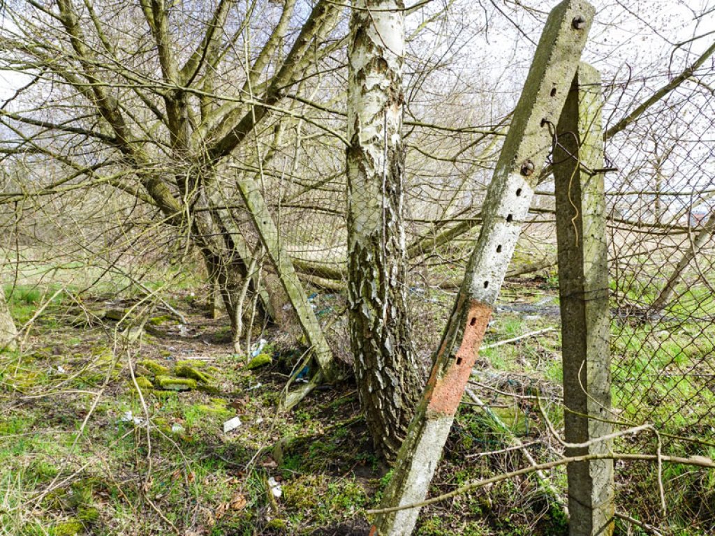 Markierungspfosten mit Zaunresten der DDR-Grenzanlagen in Teltow; Aufnahme 2015
