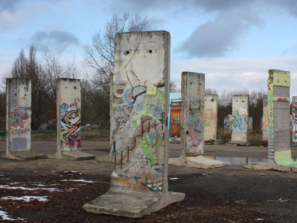 Ausstellung von Mauer-Segmenten auf dem Gelände des ehemaligen Betonwerks Teltow (3); Aufnahme 2015  Ausstellung von Mauer-Segmenten auf dem Gelände des ehemaligen Betonwerks Teltow (3); Aufnahme 2015